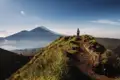 Auf unserer Marco Polo Rundreise erleben wir die faszinierende Natur von Bali: Den Mt. Batur aus der Ferne bewundern oder die Gelegenheit zum Hochkraxeln nutzen?