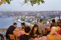 Genießen Sie auf Ihrer individuellen Städtereise den Ausblick auf die beleuchtete Stadt Istanbul am Abend  mit ihren Sehenswürdigkeiten und auf den Bosporus.