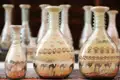 Auf Ihrer individuellen Rundreise durch Jordanien haben Sie die Möglichkeit, lokales Kunsthandwerk zu entdecken und traditionelle Gefäße zu betrachten.