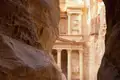 Auf Ihrer individuellen Rundreise durch Jordanien erleben Sie die kunstvoll in Stein gehauenen Fassaden der Felsenstadt Petra.