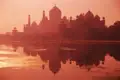 Das Taj Mahal in der Abendsonne spiegelt sich im Yamuna-Fluss.