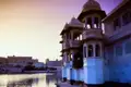 Vom Taj Lake Palace Hotel, das mitten im Pichola Lake liegt, hat man einen schönen Blick auf den Stadtpalast in Udaipur. Bei einer Bootstour über den See können Sie diese Aussicht genießen.