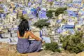 Indigoblau getünchte Häuser in Jodhpur, die auch die "blaue Stadt" genannt wird. Sie liegt mitten in Rajasthan in Nordindien.