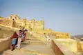 Auf Ihrer individuellen Rajasthanreise besichtigen Sie auch Fort Amber bei Jaipur in Rajasthan. Die aus honiggelbem Sandstein erbaute Festung thront auf einem Hügel.