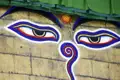 Auf Ihrer individuellen Rundreise durch Nepal besuchen Sie den Swayambunath-Stupa: Die Augen an der Wand des Tempels sind ein echter Hingucker.