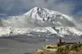 Genießen Sie auf Ihrer individuellen Rundreise durch Armenien und Georgien vom Kloster Chor Wirab aus den herrlichen Blick auf den Berg Ararat.