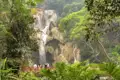 Bei einem Besuch des Kuang-Si-Wasserfalls in Laos haben Sie auch die Möglichkeit zu einem kühlen Bad.