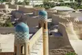 Auf Ihrer individuellen Rundreise durch Usbekistan erkunden Sie Chiwa - mit seiner intakten Stadtmauer, Moscheen und Mausoleen ein Freiluftmuseum islamischer Architektur.