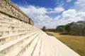 In Uxmal in Yukatan können Sie auf Ihrer individuellen Rundreise durch Mexiko die steile Pyramide des Wahrsagers erklimmen und in die Welt der Mayas eintauchen.