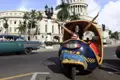 Während Ihrer Rundreise durch Kuba besichtigen Sie das Capitolio in Havanna von außen, das dem großen Vorbild in Washington nachempfunden ist, und unternehmen eine Tour im klassichen Oldtimer und im Bici-Taxi.