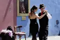 Ihre individuelle Rundreise beginnt in Argentinien mit einem Aufenthalt in Buenos Aires. Im Hafenviertel La Boca tanzen die Paare auch gern auf der Straße den Tango Argentino.