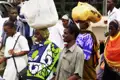 In Kenia begegnen Ihnen immer wieder Einheimische in bunten Gewändern. Mit ihren Waren, die die Frauen meist auf dem Kopf tragen, machen sie sich auf den Weg zum nächsten Markt.