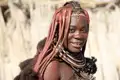 Auf Ihrer individuellen Rundreise durch Namibia begegnen Ihnen vielleicht auch Himba-Frauen mit ihren kunstvollen Frisuren.