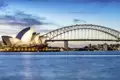 Bei einer Hafenrundfahrt können Sie den Blick auf die Skyline von Sydney genießen.
