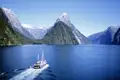 Auf Ihrer individuellen Rundreise durch Neuseeland unternehmen Sie eine Bootsfahrt durch die atemberaubende Fjordlandschaft des Milford Sound.