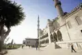 Die prachtvolle Sultan-Ahmed-Moschee in Istanbul: Ein Blick nach innen erklärt den Zweitnamen 'Blaue Moschee'.