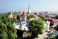 Auf unserer YOUNG LINE REISE durch Estland steigen wir mit unserem Scout auf den Domberg von Tallinn und bestaunen die unter uns liegende Altstadt mit Stadtmauer und Rathausturm.
