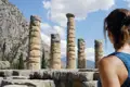 Auf unser YOUNG LINE Rundreise durch Griechenland besuchen wir auch Delphi und sehen den Apollontempel.