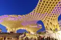 Auf unserer YOUNG LINE TRAVEL Reise durch Andalusien sehen wir auch die Holzkonstruktion Metropol Parasol - im Volksmund Las Setas, die Pilze - an der Plaza de la Encarnación in Sevilla.
