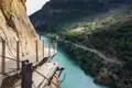 Auf unserer YOUNG LINE TRAVEL Rundreise durch Andalusien wandern wir auf dem Caminito del Rey, dem Königspfad, an steilen Wänden entlang und tiefen Schluchten vorbei. Die Ausblicke - spektakulär!