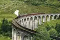 Auf unserer Rundreise mit YOUNG LINE duch Schottland ein Highlight für alle Harry-Potter-Fans: der Glenfinnan-Viadukt - und wenn der Hogwarts Express gerade nicht darüberdampft, ist der Jacobite Steam Train auch ein tolles Fotoobjekt.