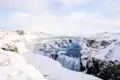 Auf unserer YOUNG LINE Rundreise im Winter durch Island besuchen wir den mächtigen Gullfoss, auch bekannt als der „Goldene Wasserfall".