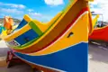 Auf dieser YOUNG LINE Reise nach Malta sehen wir die traditionellen Fischerboote – farbenfroh bemalt und von wachen Augen beschützt.
