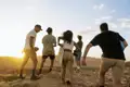 Auf unserer YOUNG LINE Rundreise durch Marokko machen wir auf Wunsch einen Abstecher in die Dünen der Sahara und  laufen zusammen in den Sonnenuntergang - was für ein Selfie!