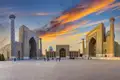 Auf unserer YOUNG LINE Rundreise durch Usbekistan eines der Highlights bei der Stadttour durch Samarkand: der Registanplatz, Wahrzeichen der Stadt.