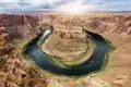 Eines der zahlreichen Highlights unserer YOUNG LINE Rundreise durch den Westen der USA ist der einmalige Ausblick auf den blau und grün schimmernden Colorado River beim Horseshoe Bend.