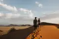 Beim Aufstieg auf die roten Sanddünen im Sossusvlei während unserer YOUNG LINE TRAVEL Rundreise durch Namibia, Botswana und Zimbabwe für Traveller ab 35 heißt es: zwei Schritte nach vorne, einer zurück.