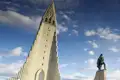 Auf unserer YOUNG LINE Rundreise durch Island haben wir Gelegenheit vor der spacigen Hallgrimskirche, dem Wahrzeichen von Reykjavik, zu posen - ein beliebtes Fotomotiv.