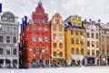 Stockholms Altstadt Gamla Stan ist auch im Winter ein wunderbar romantisches Stadtviertel - perfekt, um es zu Silvester mit anderen jungen Menschen in der Gruppe zu entdecken