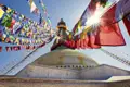 Bei Ihrer Rundreise durch Nepal erwartet uns mit Boudhanath der wichtigste buddhistische Tempel Nepals. Seine Kuppel ist mit einem Durchmesser von über 100 m eine der größten der Welt.
