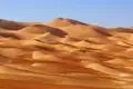 Auch in die Wahiba Sands führt unsere Marco Polo Reise in den Oman. Die Dünen liegen wie ein wellenreiches Meer vor uns. Wir übernachten in der Wüste!