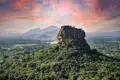Auf unserer Rundreise durch Sri Lanka besteigen wir auch die Felsenfestung von Sigiriya.