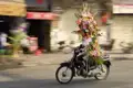 In Saigon ist das Treiben immer bunt und alles wird auf Vespas oder Mofas transportiert, so auch Blumen.