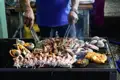 Auf einem der Straßenmärkte schmeckt das Seafood vom Grill ganz besonders gut!