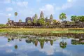Schon bald liegt es vor uns, das größte sakrale Bauwerk der Erde: Angkor Wat. Über Jahrhunderte wetteiferten die kambodschanischen Steinmetze an der Sandsteinpyramide um die Meisterschaft und meißelten ihre Heldenepen so unfassbar schön in den Stein - wir stehen auf unserer MARCO POLO Reise durch Laos und Kambodscha stumm mit staunenden Augen davor.