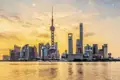 Auf unserer Marco Polo Entdeckerreise fahren wir vom Airport aus  im Transrapid  in den Wolkenkratzerstadtteil Pudong - wo Shanghai Tower, World Financial Center & Co. mit bis zu 600 m den Himmel kitzeln. Je nach Wetter und Sicht kann sich eine der Aussichtsetagen in luftiger Höhe lohnen.