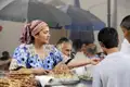 Auf unserer Marco Polo Reise erleben wir den usbekischen Alltag auf dem Basar von Taschkent, wo man frische Leckereien wie Fleischspieße, Brot und Nüsse probieren kann.
