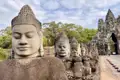 Nachmittags in Angkor Wat, wo die Steinmetze zur Hochform aufliefen: Wir bestaunen keulenschwingende Supermänner und Himmelsnymphen mit Modelfigur.