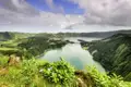 Auf unserer Marco Polo Entdeckerreise auf die Azoren genießen wir auf der Insel Sao Miguel Panoramablicke über die blau und grün leuchtenden Kraterseen von Sete Cidades.