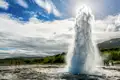 Auf unserer Rundreise durch Island beeindruckt uns die gewaltige Fontäne des Geysirs Strokkur.