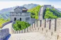 Bei Ihrer Rundreise durch China besuchen wir die Große Mauer bei Badaling. Ganz schön anstrengend, die steilen, teils kniehohen Stufen hinaufzuklettern. Bis zum Horizont und weiter reicht das gigantische Bauwerk.
