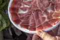 Einen typischen spanischen Jamon Serrano sollten Sie auf Ihrer individuellen Andalusien-Reise im Mietwagen auf jeden Fall probieren.
