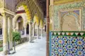 Auf Ihrer individuellen Rundreise im Mietwagen durch Andalusien bewundern Sie die kunstvollen Säulen, Bögen und dekorativen Fliesen im Innenhof des Palastes Real Alcázar in Sevilla