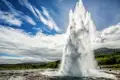 Auf dem Programm Ihrer individuellen Mietwagen-Rundreise durch Island steht ein Tagestrip zum Golden Circle, zu dessen Highlights der Geysir Strokkur zählt.