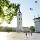 Auf Ihrer individuellen Reise im Mietwagen durch das Baltikum beobachten Sie das rege Treiben auf dem Kathedralenplatz in der Altstadt von Vilnius.