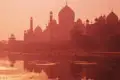 Der Höhepunkt Ihrer individuellen Reise durch Nordindien: das Taj Mahal. das sich in der Abendsonne im Yamuna-Fluss spiegelt.